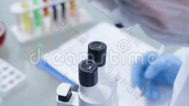 在实验室工作的<strong>男科</strong>学家，看着显微镜